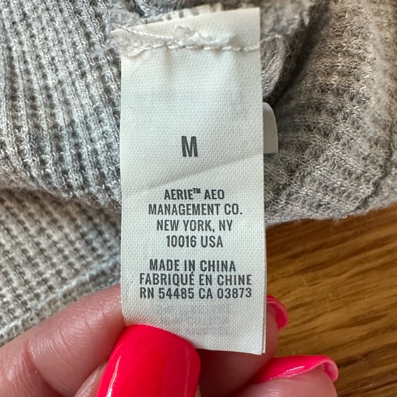 *last chance* Aerie | Women’s light grey cropped light sweater - Picture 4 of 14